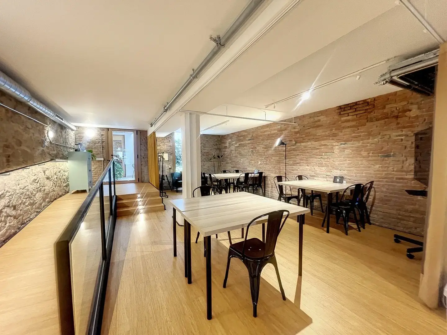 Loft 153 - Coworking, coffeeworking & Events interior photo 1