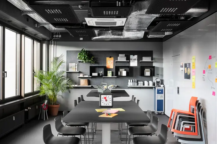 Meet & Move Room — 8 pax, Design Offices Frankfurt Westendcarree, €89/hr