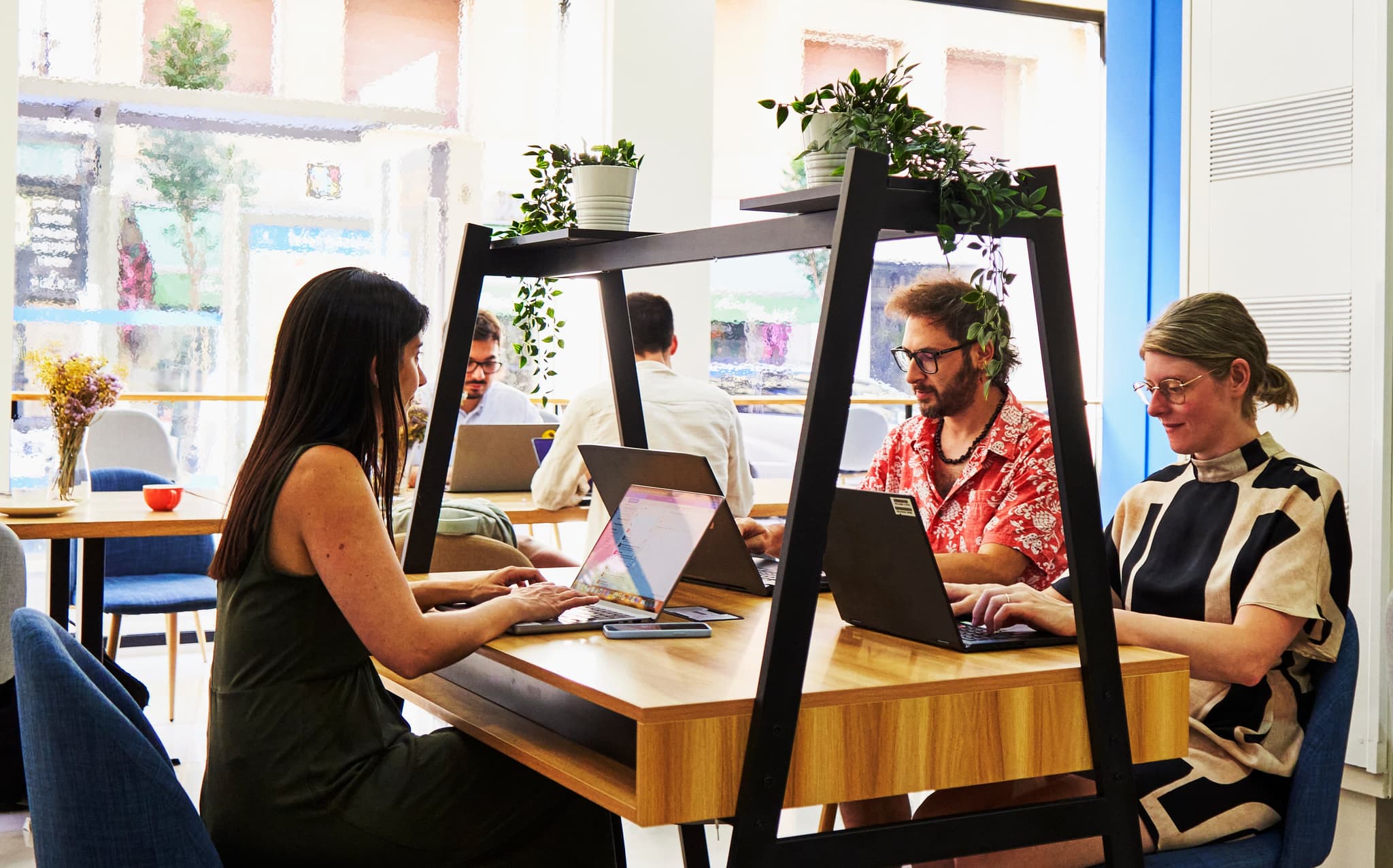 The perfect blend of cozy café vibes & modern coworking at CaféOlé! Clubworking Madrid interior photo 1