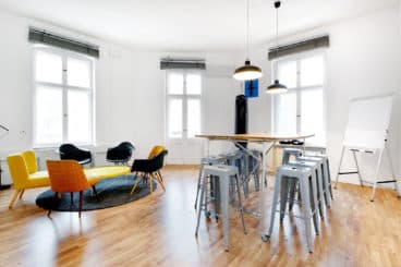 Cozy and expandable meeting room with vibrant seating