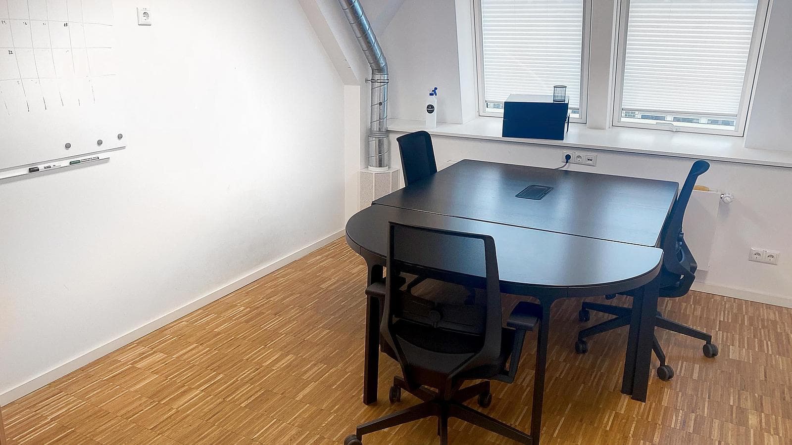 URBAN MEETING ROOM interior photo 1