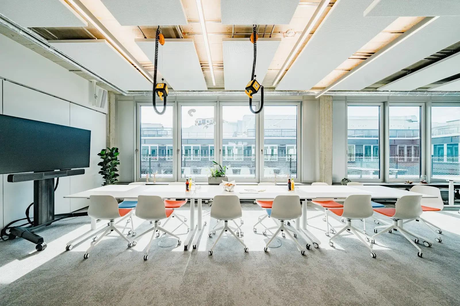 1000 Satellites SOHO interior photo 3