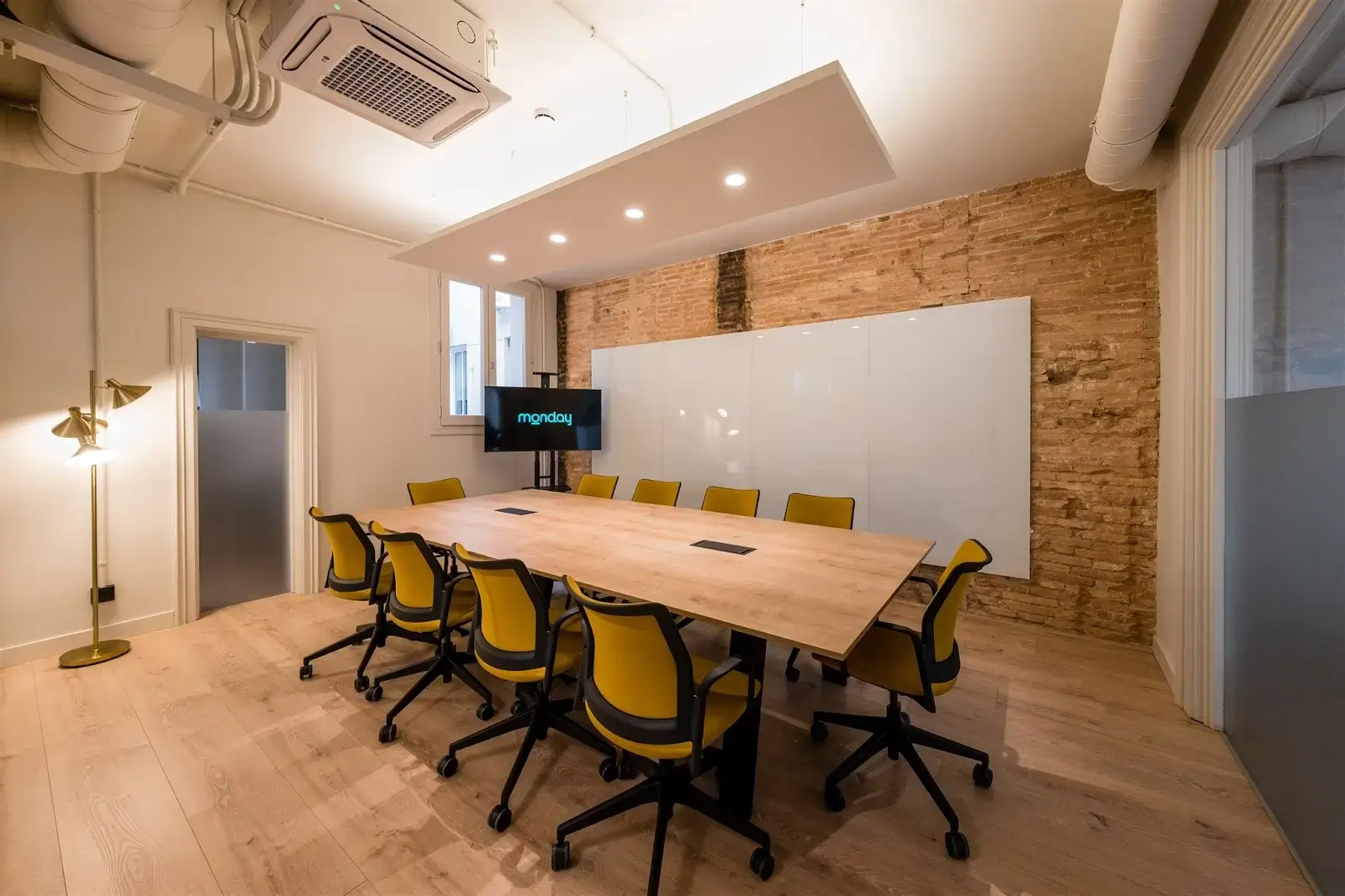 Monday Pau Claris interior photo 6