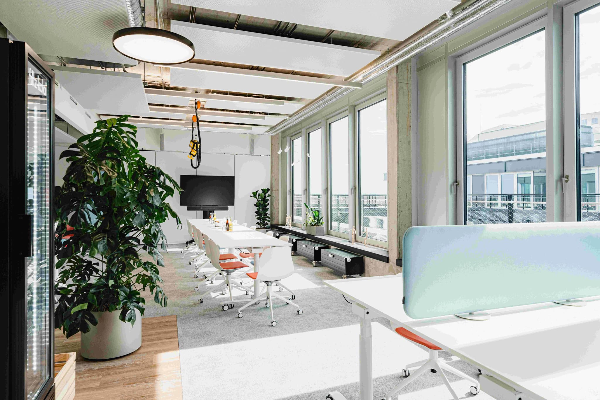 1000 Satellites SOHO interior photo 5